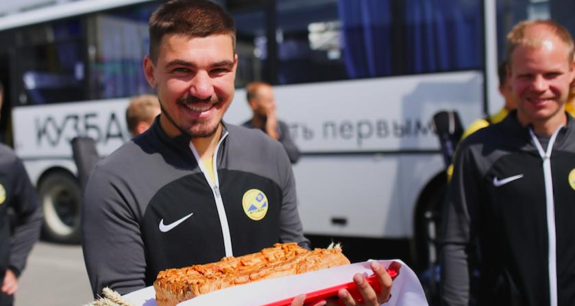 Хоккеистов &quot;Мурмана&quot; в Кемерове встретили хлебом и солью 